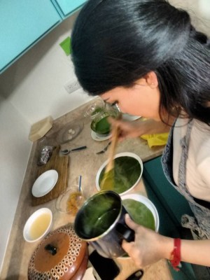 La chef Gabriela Ruiz aplicando la fórmula de Verde Tabasqueño en una versión innovadora. Fue presentada en Culinary Institute of America durante su primer masterclass.