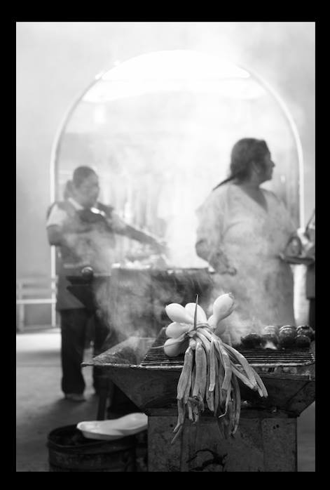 La cocina mexicana ha sido asociada con un carácter femenino, reflejando verdades y roles de género. Las mujeres prehispánicas tenían un papel crucial en su desarrollo, especialmente en la nixtamalización del maíz. Además, los utensilios de barro y la tradición de las tortillas demuestran el arraigo de lo femenino en la cultura culinaria mexicana.