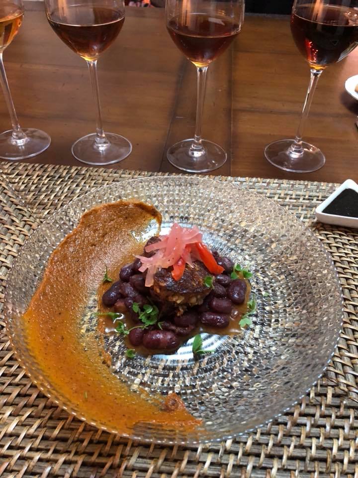 cochinita pibil con frijoles cocinados en jugo de cocción y pisto asado con tocino de jamón ibérico