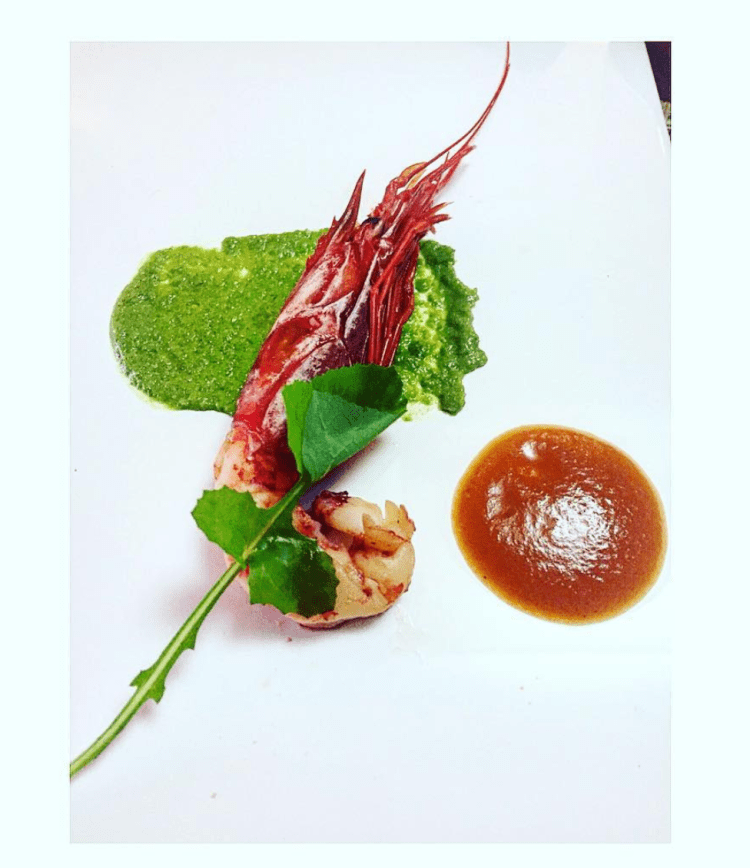 carabinero macerado en UC5 de guajillo, puré de espárragos (marino y terrestre trigueros y salicornia) con salsa de tomate al morita y jugo de cocción al vacío