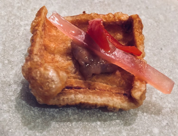 chicharrón de jamón ibérico con puré de frijoles refritos al oloroso y xnipec de 2 meses de maduración