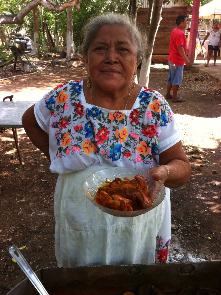 La cochinita pibil en Yucatán se come en torta, para desayunar y entre semana. Es un plato ritual y cotidiano de complejidad cultural peninsular.