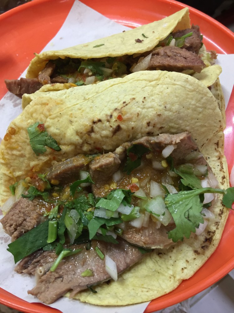 taco de lengua y molleja tacos de cabeza de res mercado El Molinito