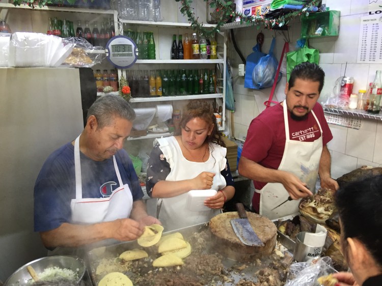 servicio de tacos de cabeza en El Cuñado de mercado El Molinito