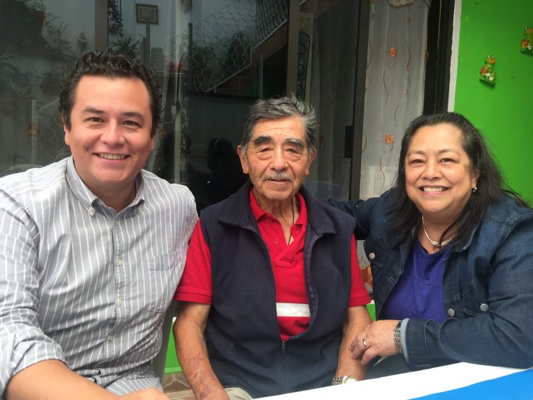 Mi abuelo materno me enseñó con sus relatos y actitud a ser mexicano: a reconocer y no olvidar mis orígenes oaxaqueños, y amar México a través de su cocina.