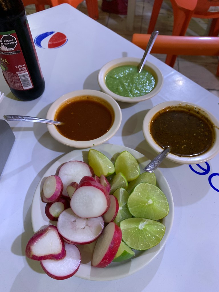 Abundan los negocios que por abarcar mucho, aprietan poco. Ofrecen platos de todas las regiones y es un caos técnico sostenido de hilos. Pero en el mundo de las salsas de mesa el caos es entropía y casi siempre queda a deber al comensal.