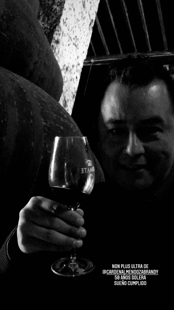 Los secretos se guardan bajo llave o expuestos al público. El brandy más fino espera guardado para ser descubierto, como los secretos por los privilegiados.