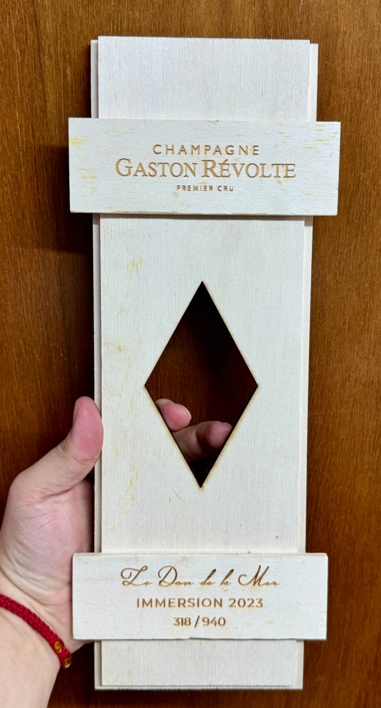 La champaña representa lujo, pero su compra en México es costosa, particularmente las marcas reconocidas. Para apreciarla, se recomienda desconfiar de la publicidad, entrenar el paladar, comenzar con opciones más accesibles y aprender a disfrutarla. Comprar fuera de temporada también ayuda a obtener mejores precios. Le Don de la Mer es una recomendación destacada.